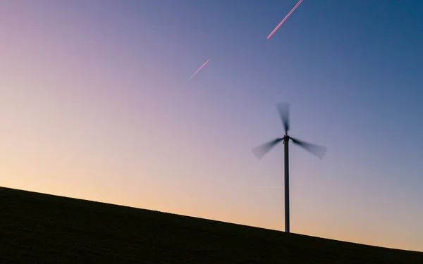 Generador Energía Eólica Campo Con Puesta Sol Fondo —  Fotos de Stock