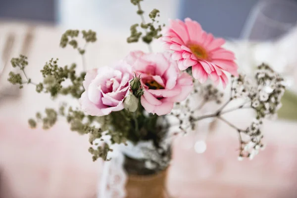 Eine Selektive Fokusaufnahme Blühender Frischer Blumen Einer Vase — Stockfoto