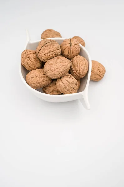 Cuenco Blanco Con Stack Nueces Aisladas Sobre Fondo Blanco Con — Foto de Stock