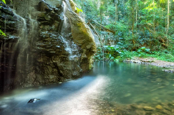 Eine Aufnahme Von Einer Landschaft Mit Einem Schönen Wasserfall Und — Stockfoto