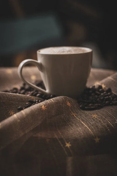 Eine Vertikale Aufnahme Einer Tasse Kaffee Und Bohnen Auf Einem — Stockfoto