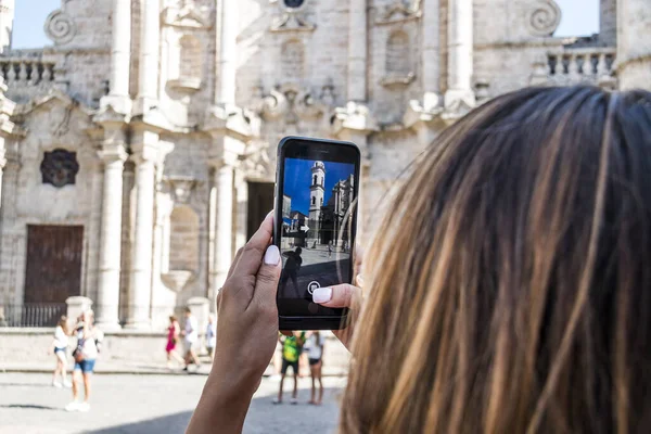 Ένα Κοντινό Πλάνο Του Smartphone Ενός Τουρίστα Λαμβάνοντας Ένα Βίντεο — Φωτογραφία Αρχείου