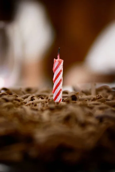 Focus Sélectif Une Bougie Rouge Blanche Sur Gâteau Sur Fond — Photo