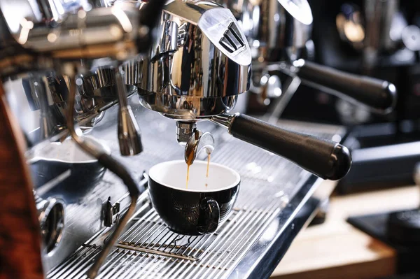 Egy Közeli Kép Kávéfőző Folyamat Kávé Csésze Alatt Portafilter Modern — Stock Fotó