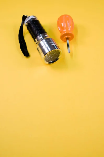 Ujęcie Małego Mięsistego Mini Śrubokręta Żółtym Tle — Zdjęcie stockowe