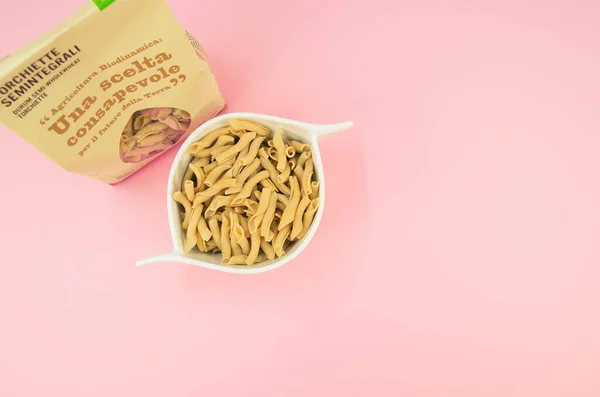 Como Italy 2021年8月25日 在粉色背景的罐头中拍摄意大利玉米面 — 图库照片