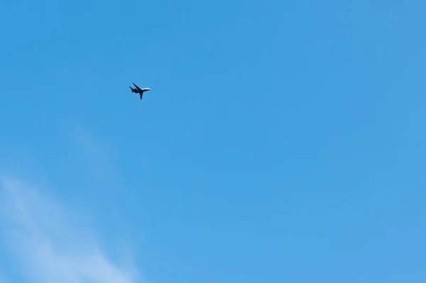 Çok Güneşli Bir Günde Mavi Gökyüzünde Uçan Uçak Silueti Hava — Stok fotoğraf