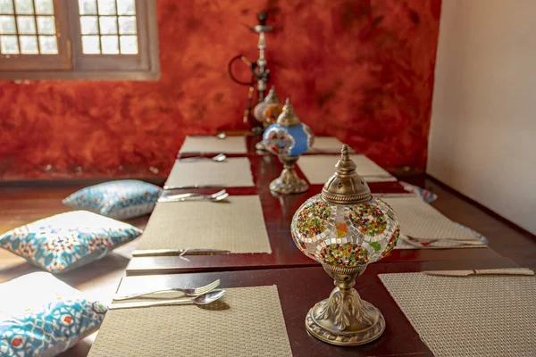 Ένα Παραδοσιακό Εστιατόριο Στη Μέση Ανατολή Υφαντά Χαλάκια Τραπέζια Και — Φωτογραφία Αρχείου