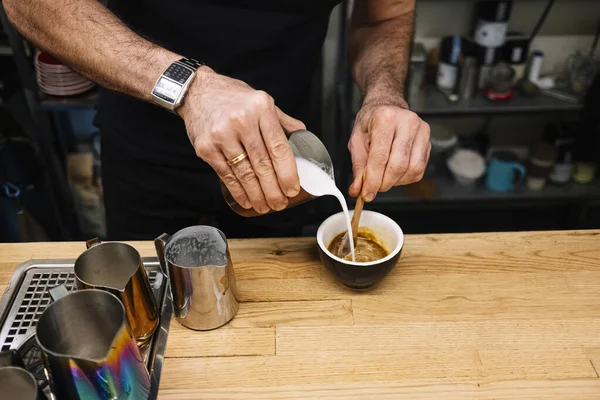 Barman Ajoute Lait Tasse Café Sur Une Surface Bois — Photo