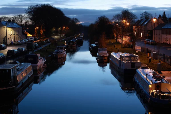 夕方にはボートと美しい町の川の風景 — ストック写真
