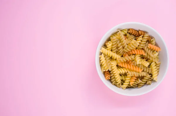 Pequena Cerâmica Branca Com Massa Fusilli Colorido Isolado Fundo Rosa — Fotografia de Stock