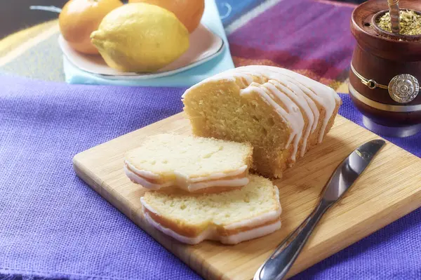 Gros Plan Gâteau Citron Tranché Sur Une Planche Bois — Photo