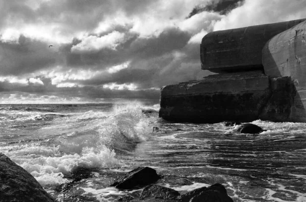 Сірий Знімок Морського Узбережжя Скелями Хвилями Хмарним Небом — стокове фото