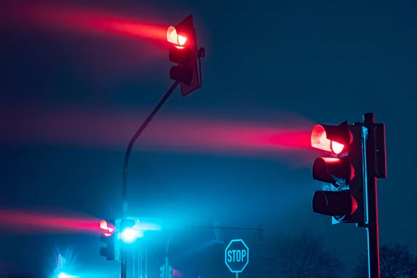 街上的街灯在雾蒙蒙的街道上闪烁着红色的光芒 — 图库照片