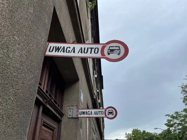 Uma Visão Sinal Polonês Uwaga Auto Polônia Site Traduz Atenção — Fotografia de Stock