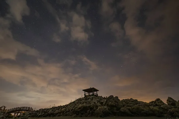 Снимок Маленького Укрытия Вершине Скалистого Холма Закате Южной Корее — стоковое фото