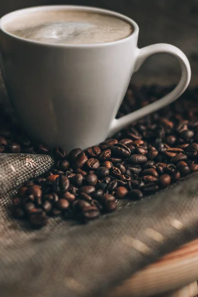 Disparo Vertical Una Taza Café Frijoles Sobre Trozo Tela — Foto de Stock