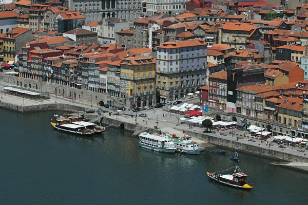 ポルトガルのボートと川港の美しい風景 — ストック写真
