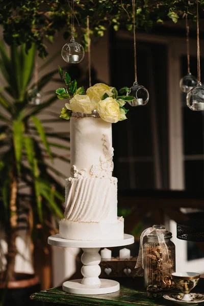 花のある美しい白いウェディングケーキ — ストック写真