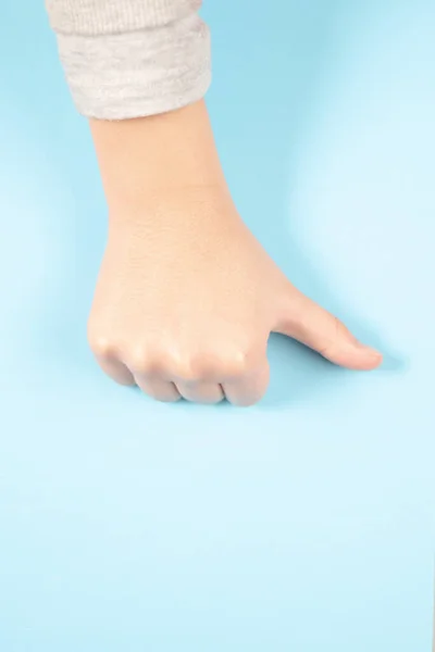 Μια Κάθετη Λήψη Του Αντίχειρα Του Παιδιού Γαλάζιο Φόντο — Φωτογραφία Αρχείου
