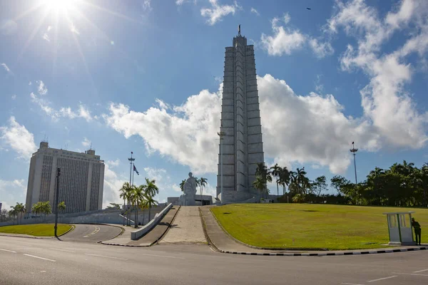 古巴哈瓦那何塞 马尔蒂纪念馆的低角照片 天空中闪烁着阳光 — 图库照片