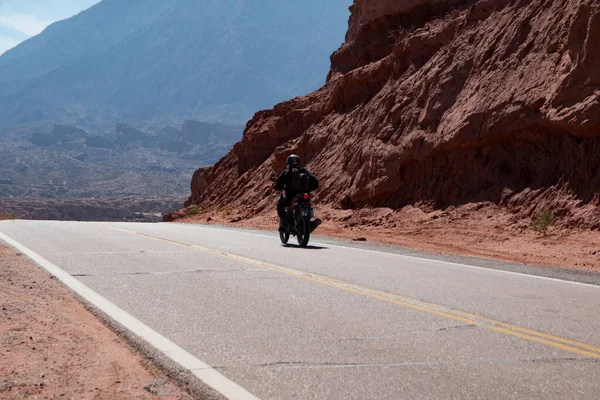 Hombre Caballo Motocicleta Camino Hermoso Paisaje —  Fotos de Stock