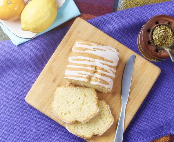 Gros Plan Gâteau Citron Tranché Sur Une Planche Bois — Photo