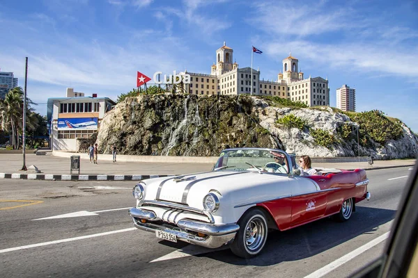 Havana Cuba Dezembro 2019 Carro Luxo Clássico Pelas Ruas Havana — Fotografia de Stock