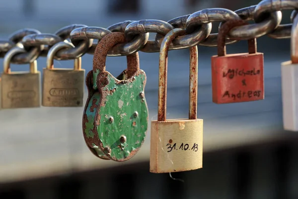 Bremen Duitsland Aug 2021 Sloten Aan Een Ketting Met Namen — Stockfoto