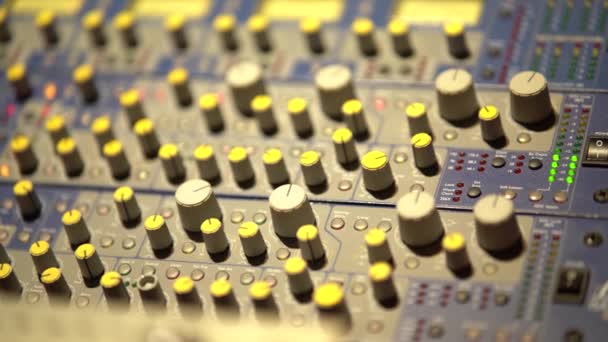 Imágenes Del Panel Del Mezclador Profesional Estudio Grabación Sonido — Vídeo de stock
