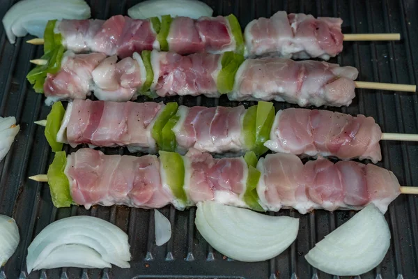 Tahta Arka Planda Yeşil Dolma Biberli Tavuk Şişleri Domates Patlıcan — Stok fotoğraf