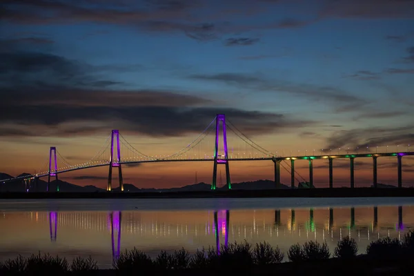Detailní Záběr Velkého Mostu Nočních Barvách Odrazem Řece Jižní Koreji — Stock fotografie