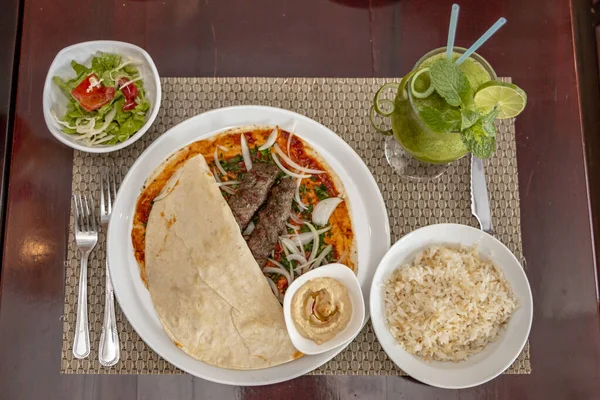 Une Photo Aérienne Repas Moyen Orient Composé Pita Kebab Salade — Photo