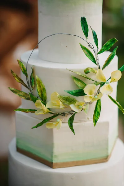 Belo Bolo Casamento Branco Com Flores — Fotografia de Stock