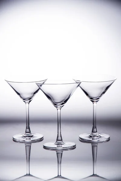 Vertikal Bild Tre Cocktailglas Reflekterande Yta — Stockfoto