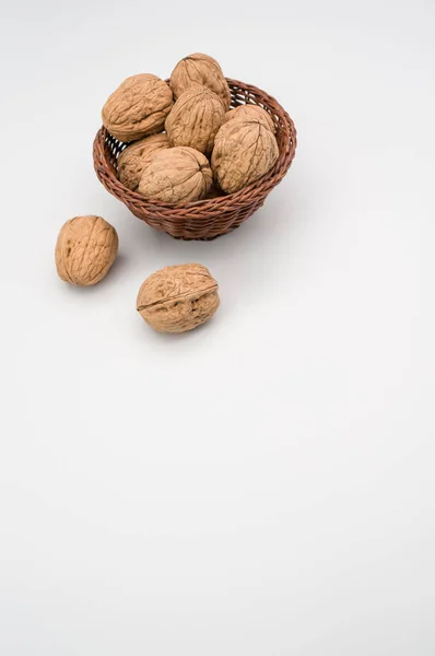 Cesta Mimbre Con Stack Nueces Aisladas Sobre Fondo Blanco Con — Foto de Stock