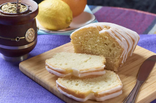 Gros Plan Gâteau Citron Tranché Sur Une Planche Bois — Photo