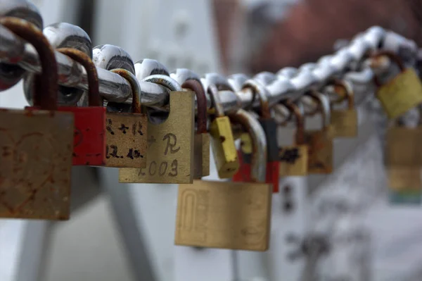 Bremen Duitsland Aug 2021 Sloten Aan Een Ketting Met Namen — Stockfoto