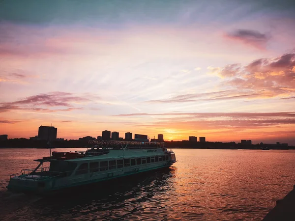 Een Prachtige Avond Rivierlandschap Een Boot Drijvend Onder Kleurrijke Lucht — Stockfoto