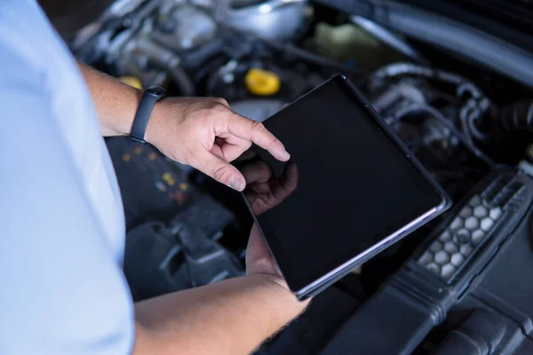 Draufsicht Eines Automechanikers Mit Digitalem Tablet Bei Der Arbeit Der — Stockfoto