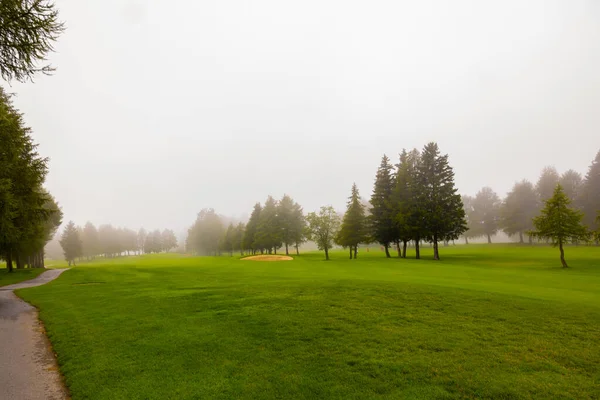 Crans Sur Sierre Pole Golfowe Mgłą Crans Montana Valais Szwajcaria — Zdjęcie stockowe