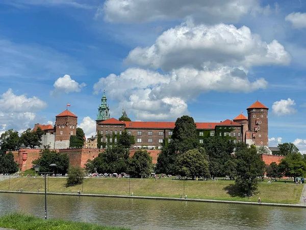 Uitzicht Wawel Royal Castle Krakau Polen Met Bomen Blauwe Bewolkte — Stockfoto