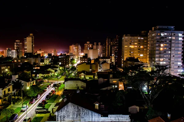 Egy Gyönyörűen Megvilágított Városkép Éjjel — Stock Fotó