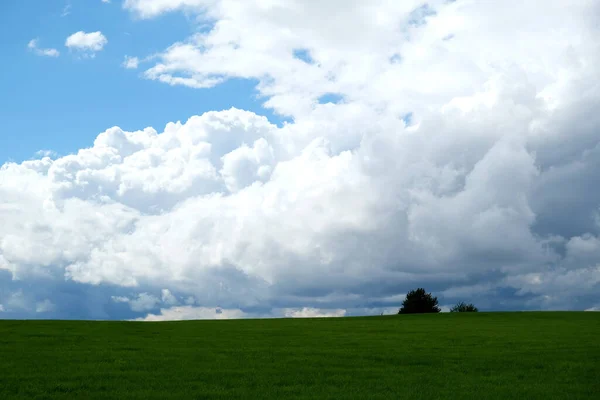 Большое Кучевое Облако Небольшим Голубым Небом Германии Предшественники Грозы Дождливой — стоковое фото