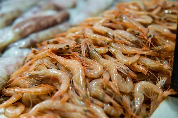 Vue Rapprochée Crevettes Fraîches Exposées Dans Marché Alimentaire Traditionnel — Photo