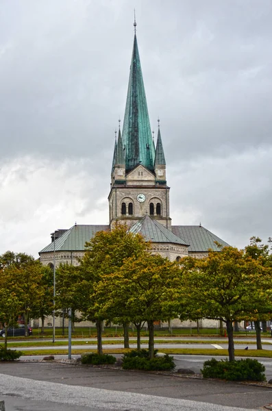Danimarka Daki Frederikshavn Kilisesinin Kasvetli Gökyüzünün Altında Dikey Çekimi — Stok fotoğraf
