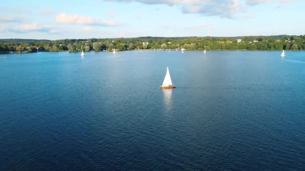 Hermosa Vista Del Lago — Vídeo de stock