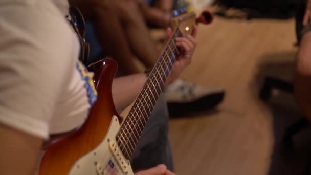 Músico Anónimo Tocando Guitarra Estudio Grabación — Vídeo de stock