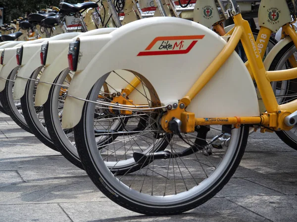 Mailand Italien August 2021 Eine Reihe Elektrischer Und Traditioneller Stadträder — Stockfoto