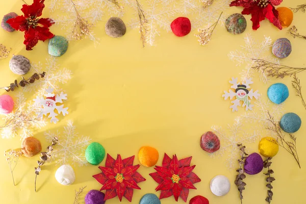 Une Composition Colorée Objets Noël Sur Une Surface Jaune — Photo